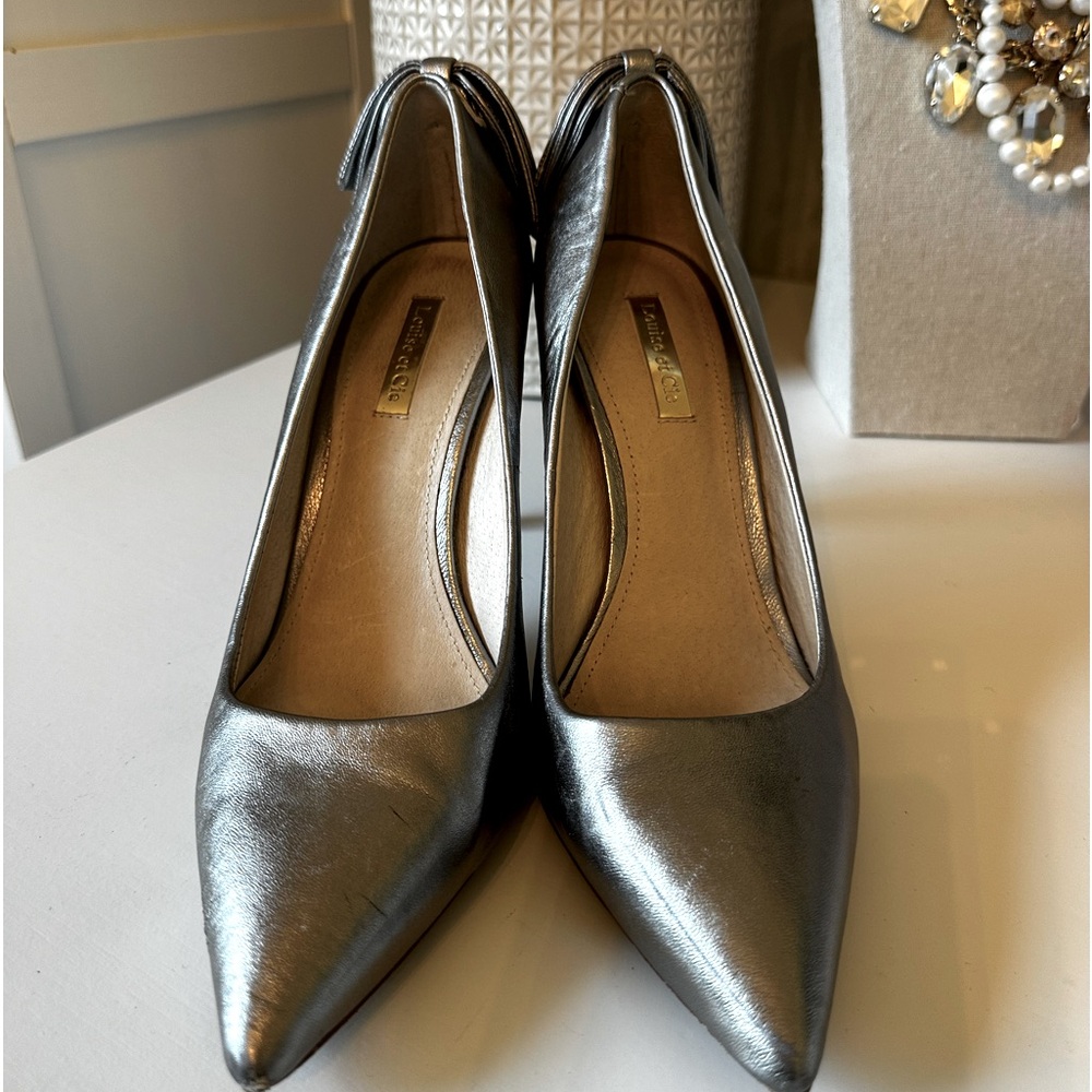 Louise eat Cie Silver Bow High Heel Pumps